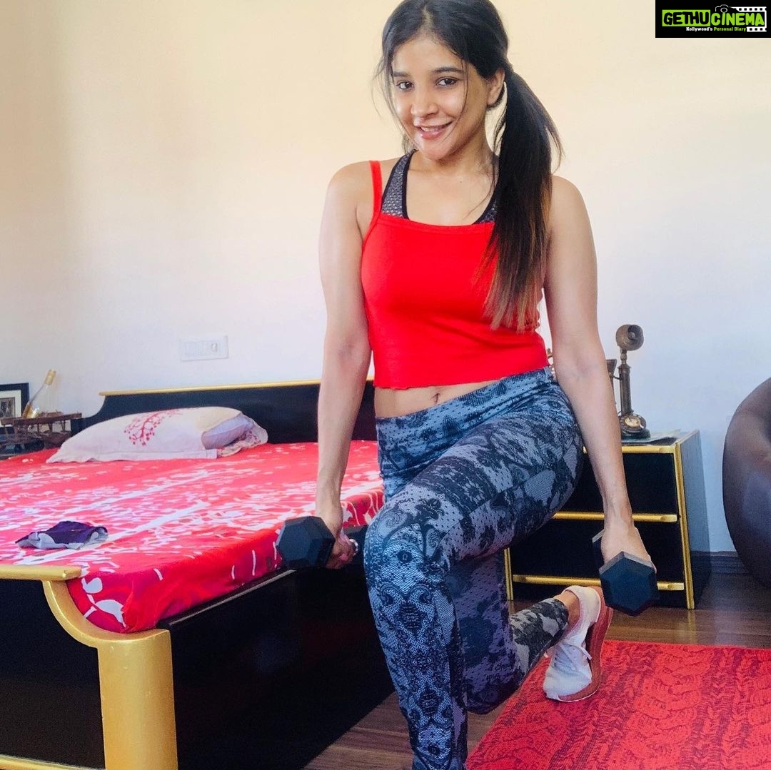 Sakshi Agarwal Instagram - Fall in love with the process Of becoming the best version of yourself🥰🥰🔥🔥 . #quarantine #stayfit #stayhealthy #fitness #workout #motivation #magic #hardworkpaysoffs #proud #body #homeworkout #sakshiagarwal Chennai, India