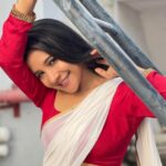 Sakshi Agarwal Instagram - Situations might have tried to crush her, But only ended up making a diamond💎 . #sareelove #candid #sakshiagarwal #whitesaree #terraceaesthetic Chennai, India