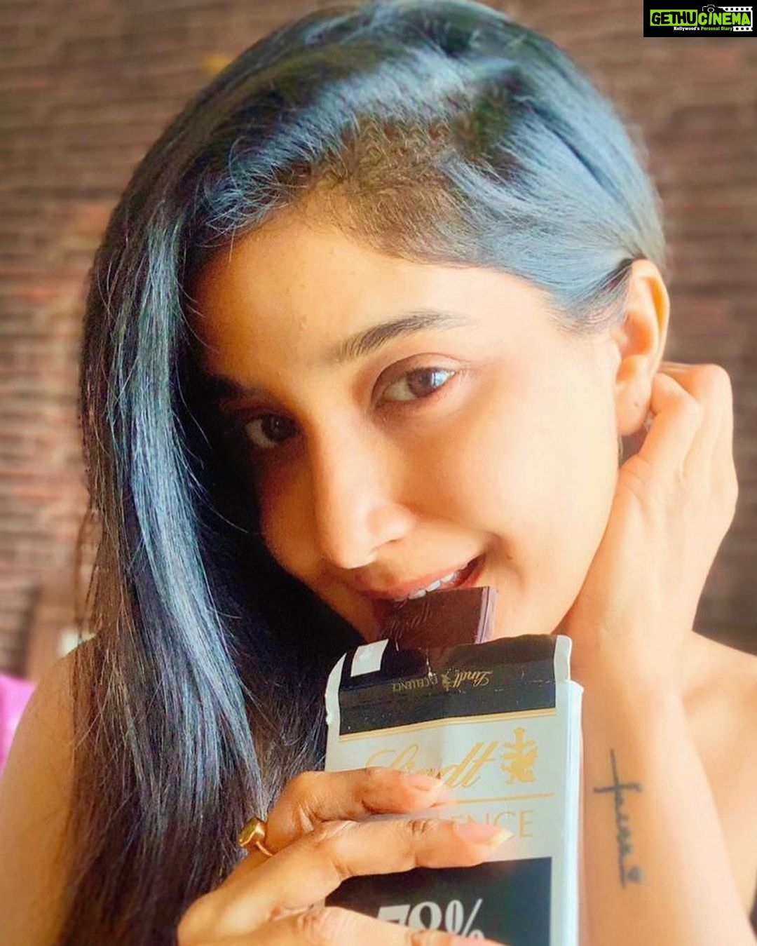 Sakshi Agarwal Instagram - Come , Lets fall in Love🤎🍫 . #chocolate #foryou #love #darkchocolate #chocolicious #stayhome #staysafe #quarantine