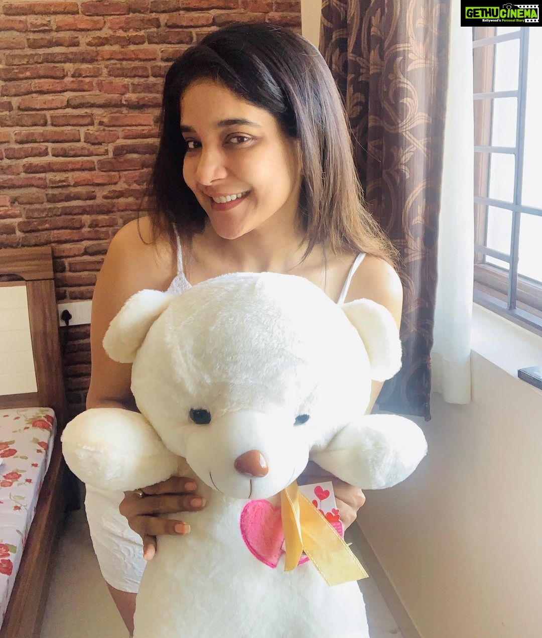 Sakshi Agarwal Instagram - When I end up playing “hide and seek “ with “Funshine”😝💖🥰 . #quarantine made me do it❤️ #stayhome #stayhealthy #games #quarantinelife #keepgoing #smiling #magic #happy #stufftoys #funshine #instapic #instadaily #instagood #beingpositive