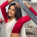 Sakshi Agarwal Instagram - Situations might have tried to crush her, But only ended up making a diamond💎 . #sareelove #candid #sakshiagarwal #whitesaree #terraceaesthetic Chennai, India