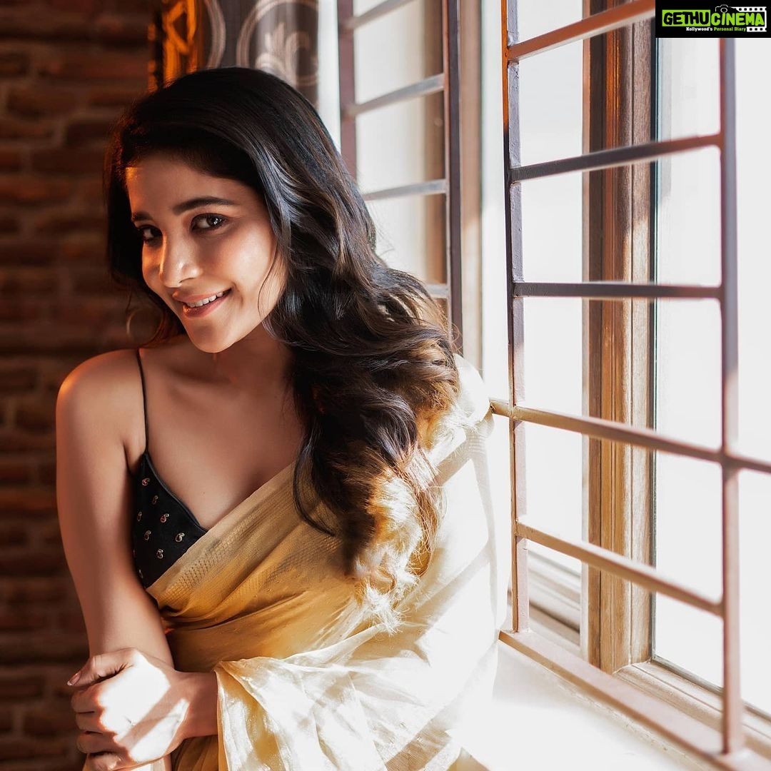 Sakshi Agarwal Instagram - Embrance each & Every breath that you are taking . Celebrate your Life ! Live It !! Boutique :- @sankalptheboutique H & M :- @sangi_avias_makeup , @suni_makeup_hair Clicks :- @bricabrac.in @onlynikil