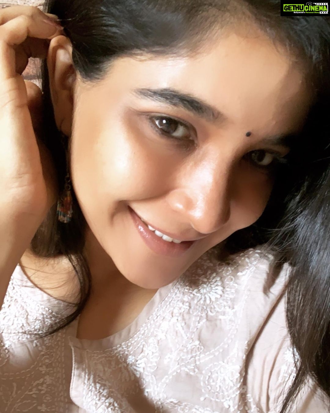 Sakshi Agarwal Instagram - If you want to stay Happy in Life.. Never be “Owner” of Love Always be a “Donor” of Love #quarantine #stayhome #staysafe #instalife #traditional #salwaar #quarantinelife