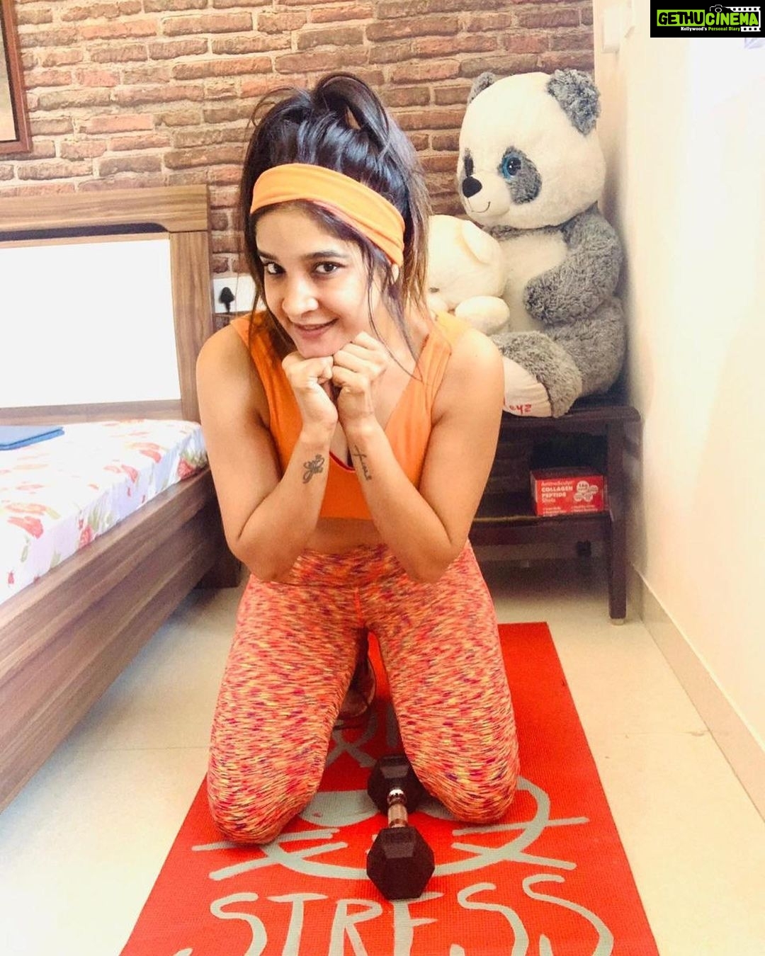 Sakshi Agarwal Instagram - Did you get your Vitamin-C today? . Orange -my happiest colour, fruit and mood! . Boost your immune system this Quarantine! #fitness #quarantine #dontgiveup #savage #workoutgoals #boost #immunesystem #vitaminc #orange #immunityboost #healthy