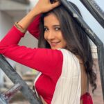 Sakshi Agarwal Instagram - Situations might have tried to crush her, But only ended up making a diamond💎 . #sareelove #candid #sakshiagarwal #whitesaree #terraceaesthetic Chennai, India
