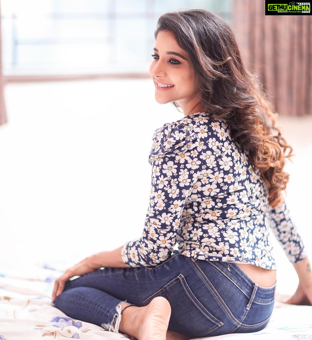 Sakshi Agarwal Instagram - You glow differently when you are actually happy🥰🥰 @camerasenthil @artistrybyshanu @mani_hairstylist #galatta