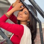 Sakshi Agarwal Instagram - Situations might have tried to crush her, But only ended up making a diamond💎 . #sareelove #candid #sakshiagarwal #whitesaree #terraceaesthetic Chennai, India