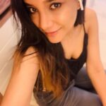Sakshi Agarwal Instagram - When you are all set for your live sessions with the broadest Eyebrows u ever have had🤣😝 #quarantinegoals #eyebrows #grown #waytoomuch 🤷‍♀️🤷‍♀️