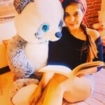 Sakshi Agarwal Instagram - Look who is reading with me🐼 #quarantine #chilling #snowball