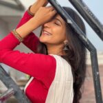 Sakshi Agarwal Instagram - Situations might have tried to crush her, But only ended up making a diamond💎 . #sareelove #candid #sakshiagarwal #whitesaree #terraceaesthetic Chennai, India