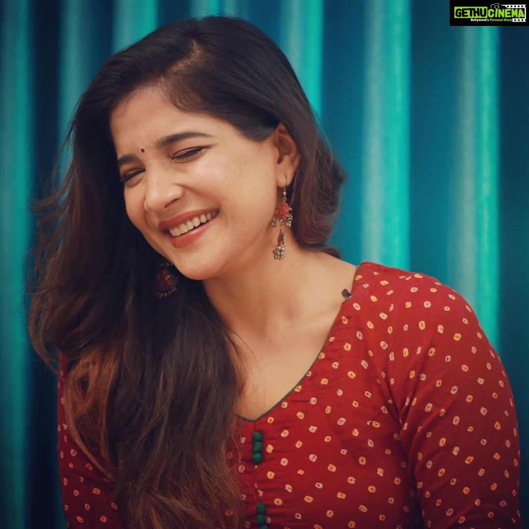 Sakshi Agarwal Instagram - I love you my Insta family for always standing for the right thingsβ€οΈβ€οΈ For the rest- If you dont like me, but still watch everything I do You know what you are π€·ββοΈπ€·ββοΈπ€·ββοΈπππ