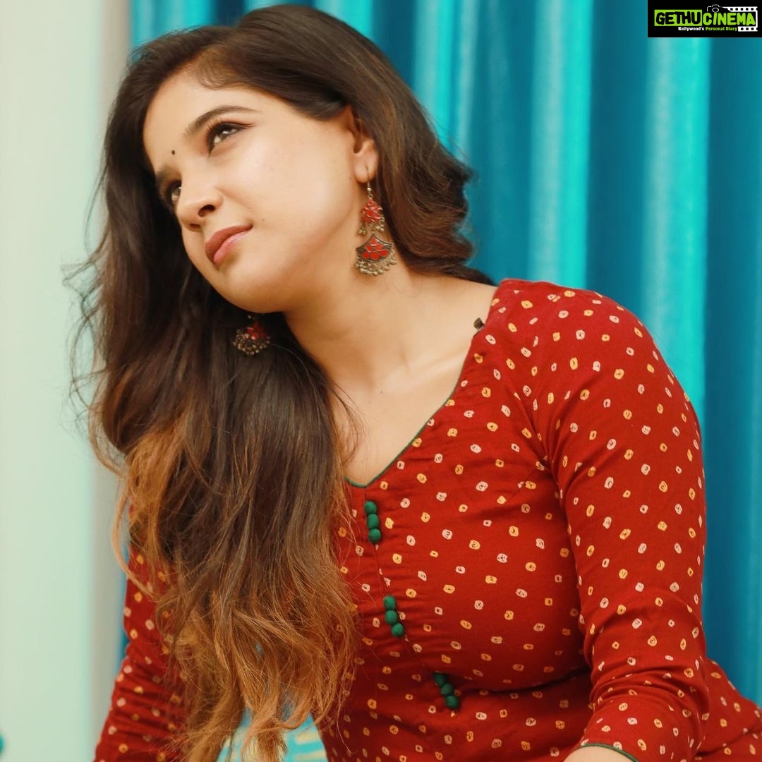 Sakshi Agarwal Instagram - I think too much and also feel too deepš„ But Trust me , it helpsā„ļøā„ļø