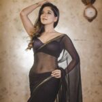 Sakshi Agarwal Instagram - What is coming is better than what is gone ! Pics by : @sarancapture Makeup by : @makeupbywanshazia Styling by : @fab_by_faiza Video by : @photokaaran_photography #Sakshiagarwal #hotphotoshoot #blacklove #saree #sareelove #bold #elegant