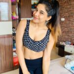 Sakshi Agarwal Instagram - I dont SWEAT I SPARKLE!! Get HIGH on FITNESS🔥🔥 🔥 #workoutlikeabeast #quarantine #dontgiveup #savage #workoutgoals #motivate #inspire #dontcare #justbeyourself #beproudofyourself #dogoodthings #helpothers #spreadpositivity #homeworkout #stayhome #staysafe #workingonmyfitness #abs #sixpackcomingsoon #fitness #postworkoutpic #biggboss #biggbosstamil #biggbossseason3 #biggbosstamil3 #sakshiagarwal