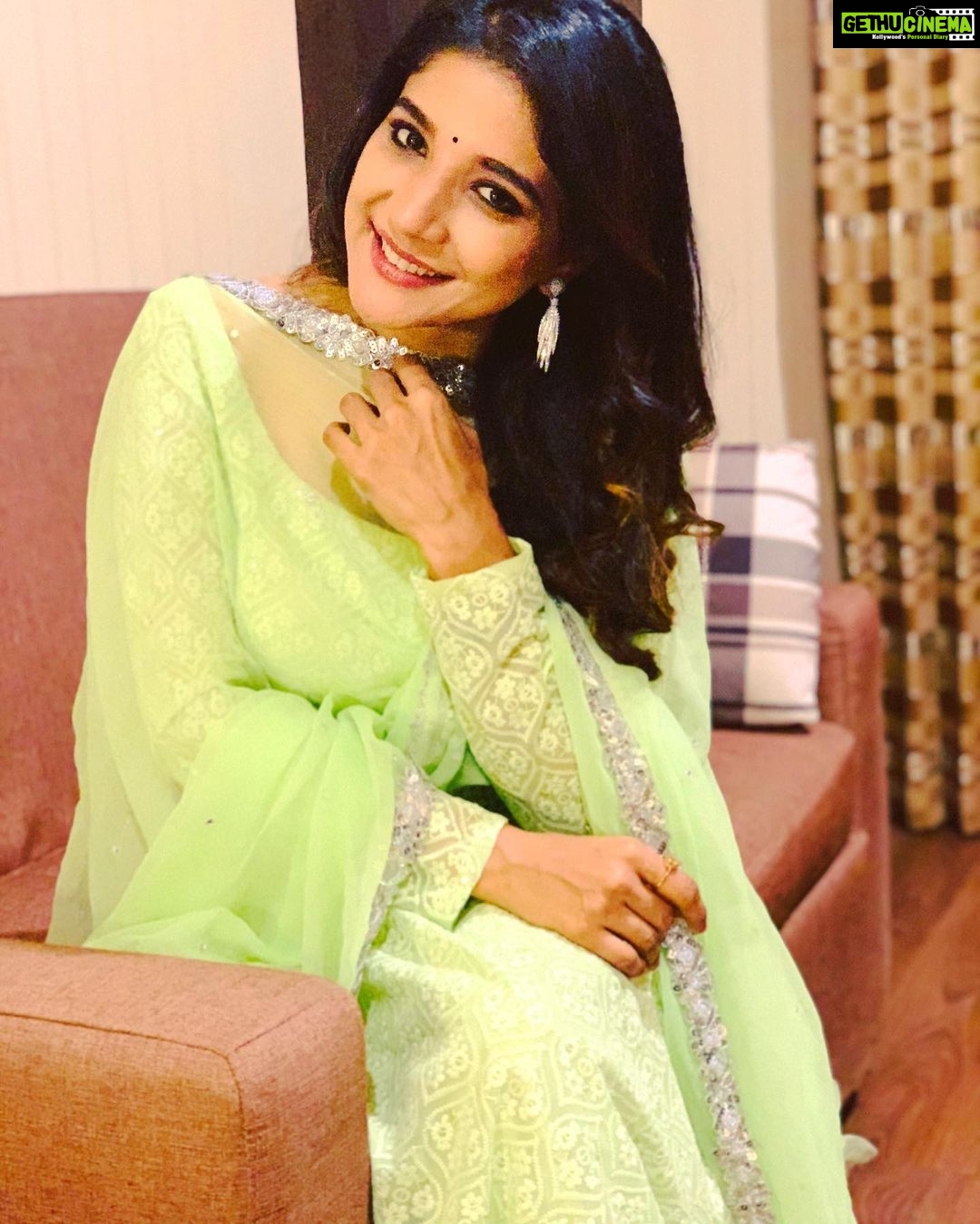 Sakshi Agarwal Instagram - All set to launch my exclusive first look for #cinderella #movie #tamil #madurai @radiomirchi Costume : @epsyas Thamukkam
