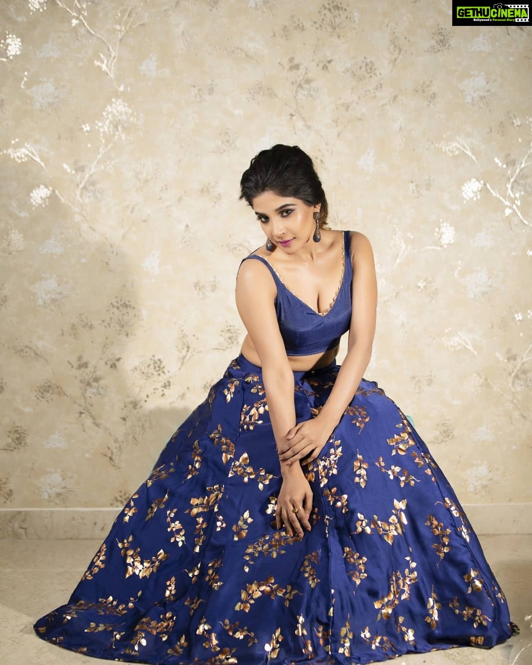 Sakshi Agarwal Instagram - For the #VikatanNambikkaiAwards Redcarpet ! Outfit By @suhanyalingamofficial Makeup & Hair By @viji_sharath - @makeup_sharathbhushan , Clicks By @cyril_eanastein ..