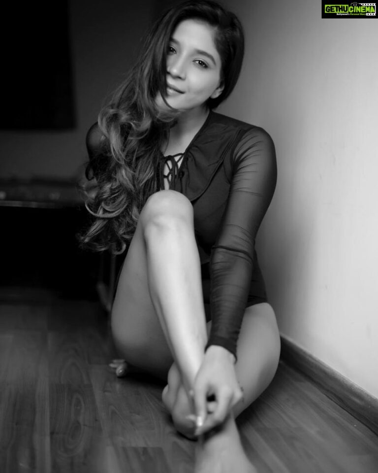 Sakshi Agarwal Instagram - No one is YOU, And that is you SUPERPOWER❤️ @kiransaphotography . . #blackandwhitephotography #natural #nomakeupchallenge #fitness #feelbeautiful #sensous #feelgorgeous💃 #onlylookforward #superpower #instagood Chennai, India