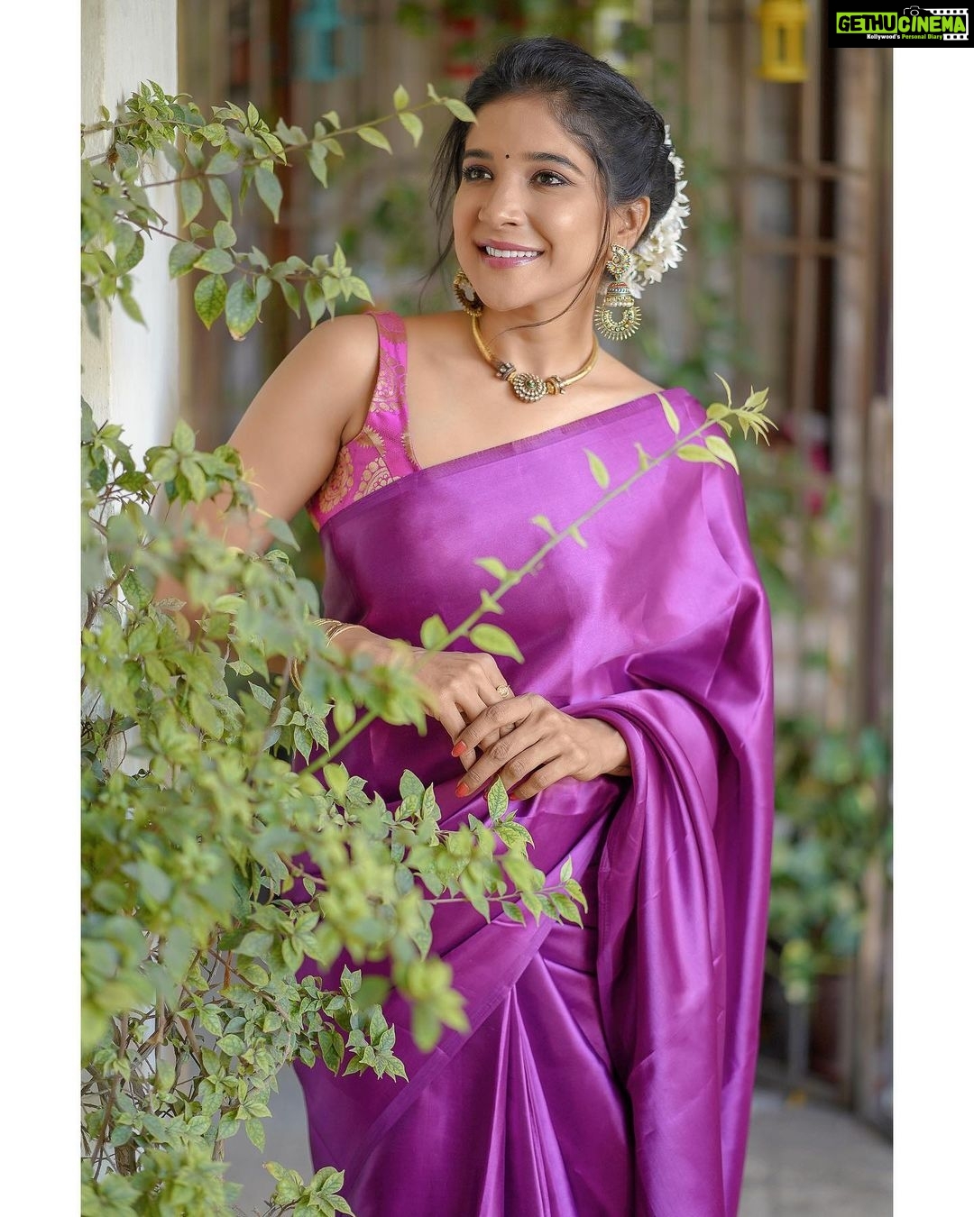 Sakshi Agarwal Instagram - If you see someone without a smile, give them one of yours😍 This one goes out to my Insta Family🥰 Saree :- @shasmahi_theboutique Makeup :- @fathi_hairandmakeup Hair :- @pushplatahairandmakeup Clicks :- @maheshwarun.photography