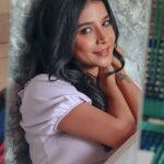 Sakshi Agarwal Instagram - Mirror or me💕 . @hakunamatata_sai @tisisnaveen @prayaga_artistry . #mirrorshot #mirrormirror #candidmirrorshot #purpleaesthetic #lilacaesthetic #sakshiagarwal Chennai, India