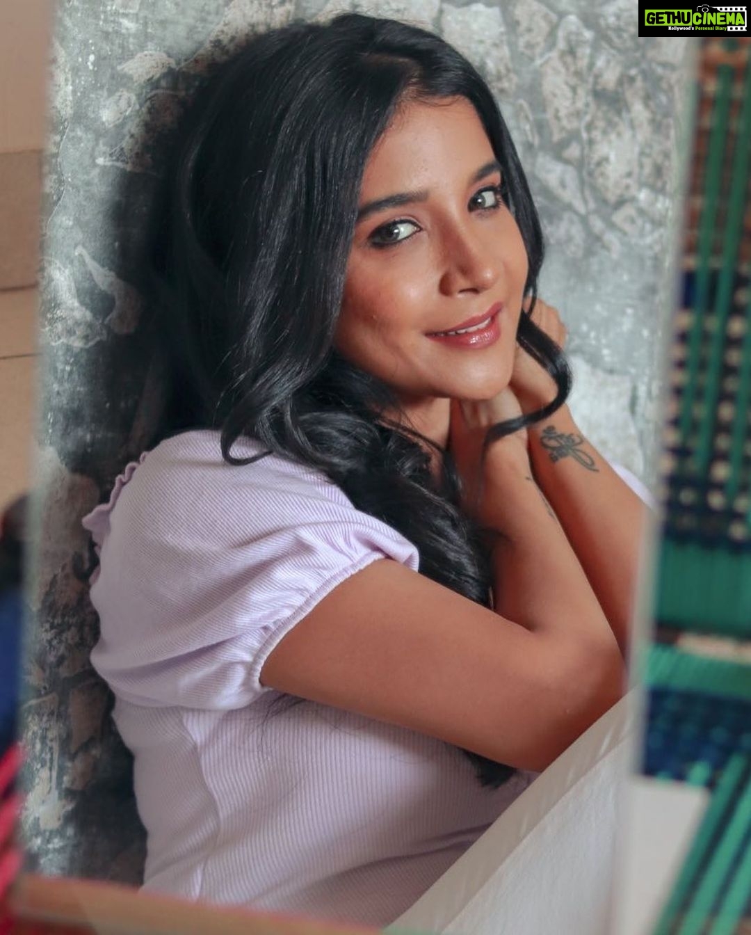 Sakshi Agarwal Instagram - Mirror or me💕 . @hakunamatata_sai @tisisnaveen @prayaga_artistry . #mirrorshot #mirrormirror #candidmirrorshot #purpleaesthetic #lilacaesthetic #sakshiagarwal Chennai, India