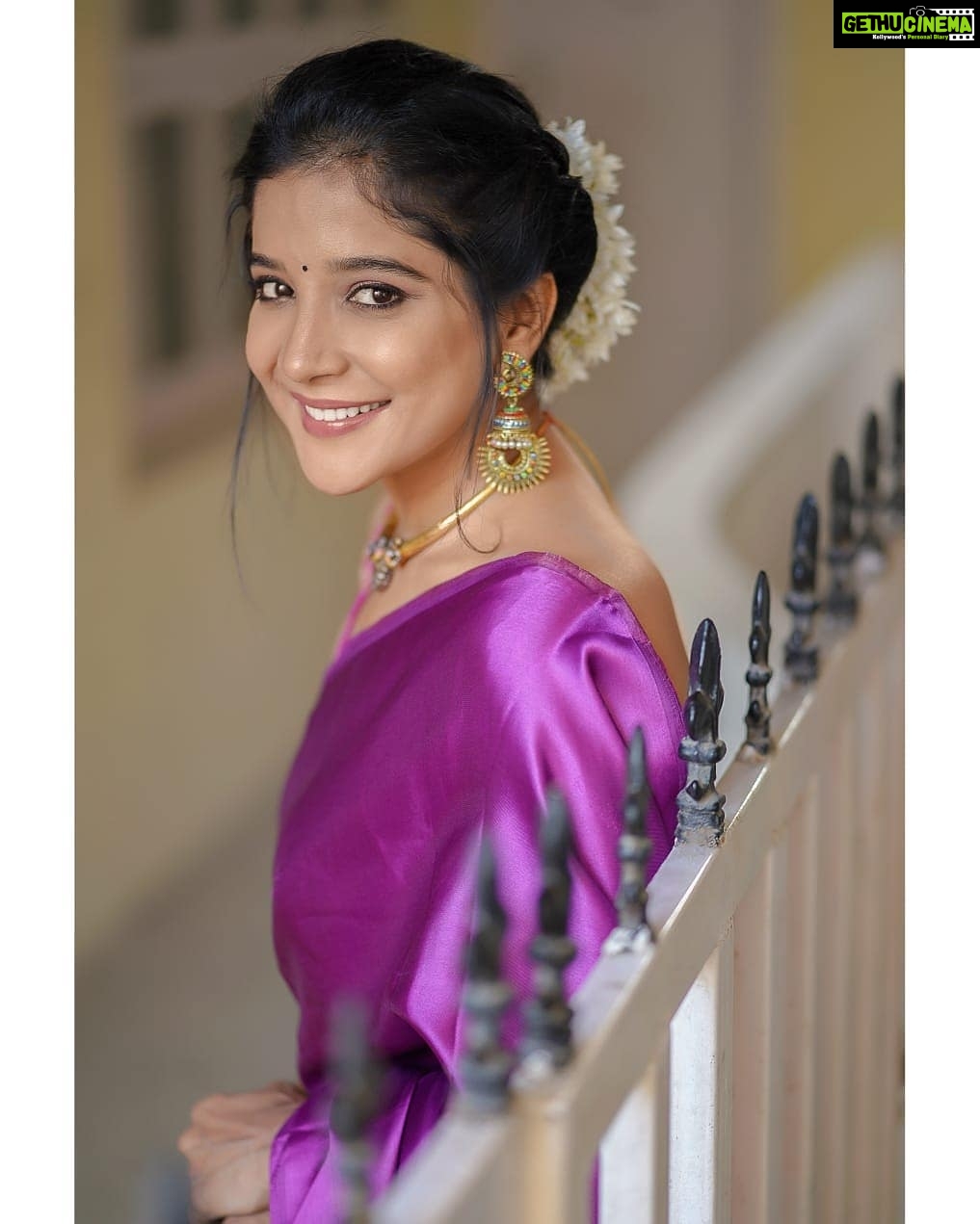 Sakshi Agarwal Instagram - Smiles are free but they are worth a lot :-) 🌸 . . . . . Saree :- @shasmahi_theboutique Makeup :- @fathi_hairandmakeup Hair :- @pushplatahairandmakeup Clicks :- @maheshwarun.photography