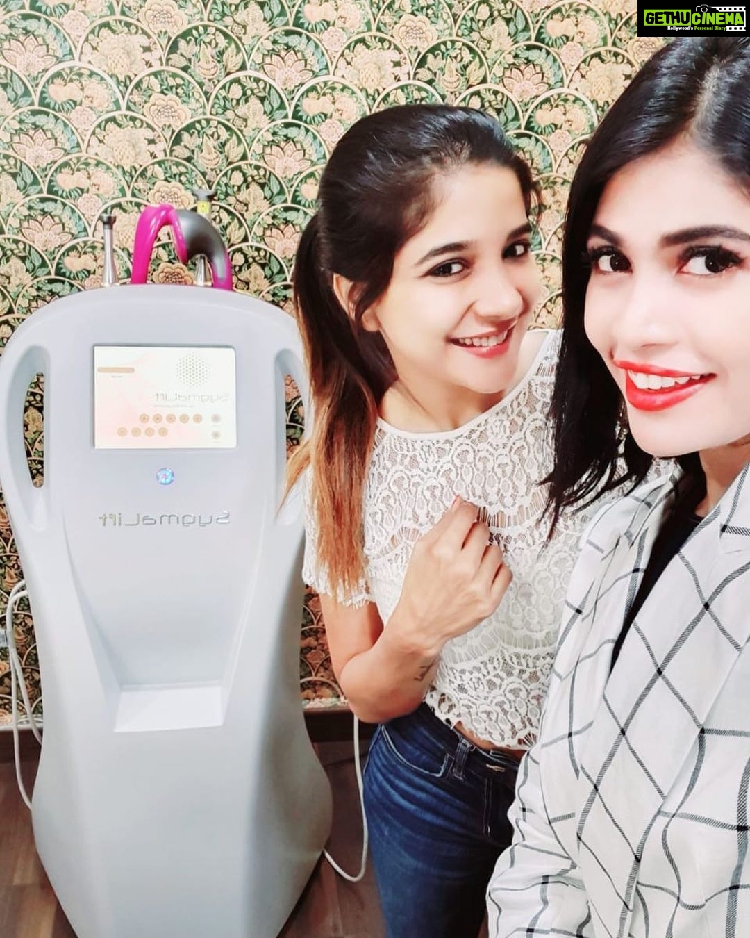 Sakshi Agarwal Instagram - Thank you @dr.bhairavi for bringing in such awesome quick procedures that helps me rejuvenate my skin❤️💋 @dr.bhairavi #sygmalift @unblemishacnelab @bevellmedisaloon