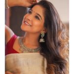 Sakshi Agarwal Instagram - 💋💋💋 @maheshwarun.photography @mabia_mb @priyaregan_84 @fathi_hairandmakeup @pushplatahairandmakeup #pongal #vikatan #saree #traditional #festival