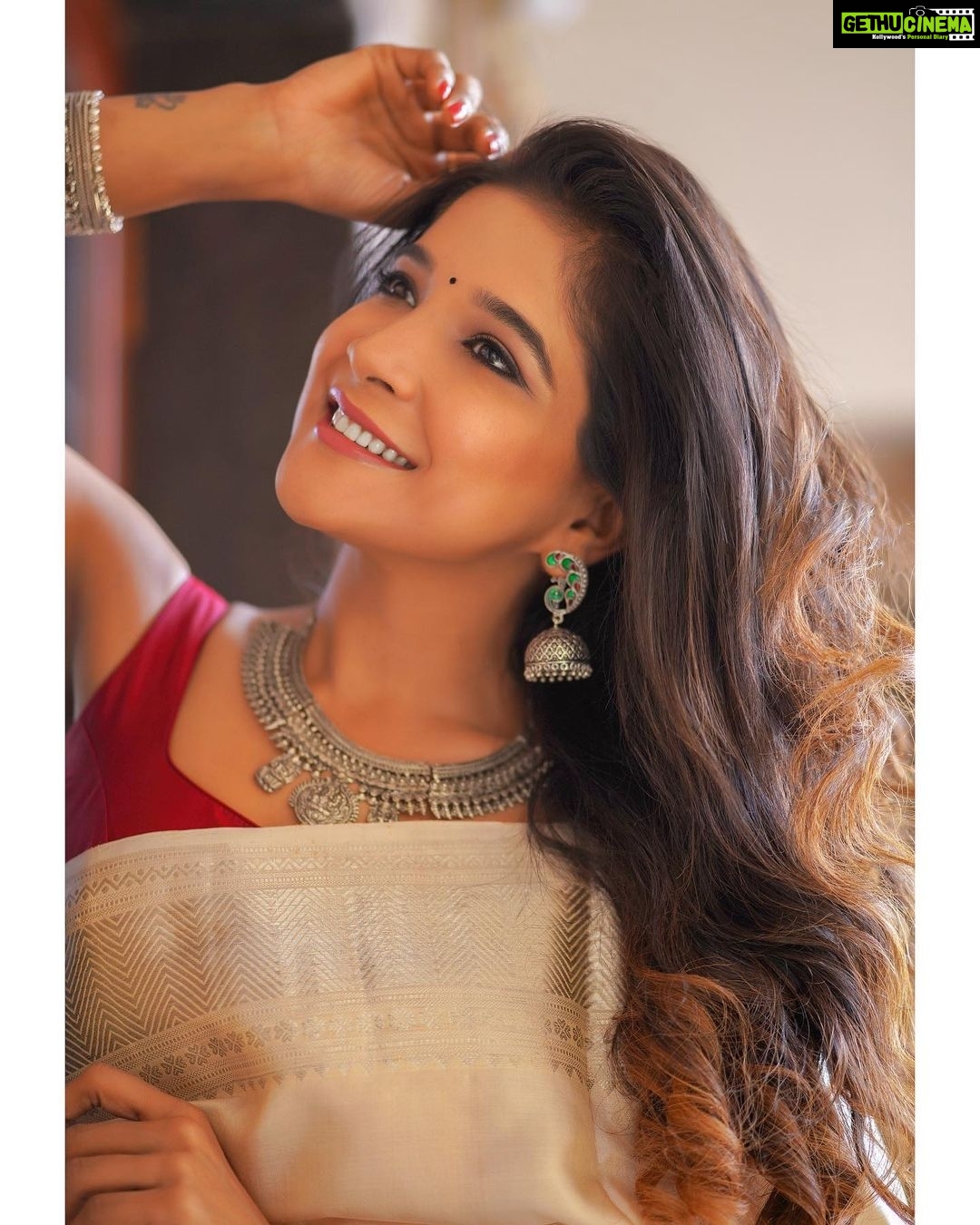 Sakshi Agarwal Instagram - 💋💋💋 @maheshwarun.photography @mabia_mb @priyaregan_84 @fathi_hairandmakeup @pushplatahairandmakeup #pongal #vikatan #saree #traditional #festival