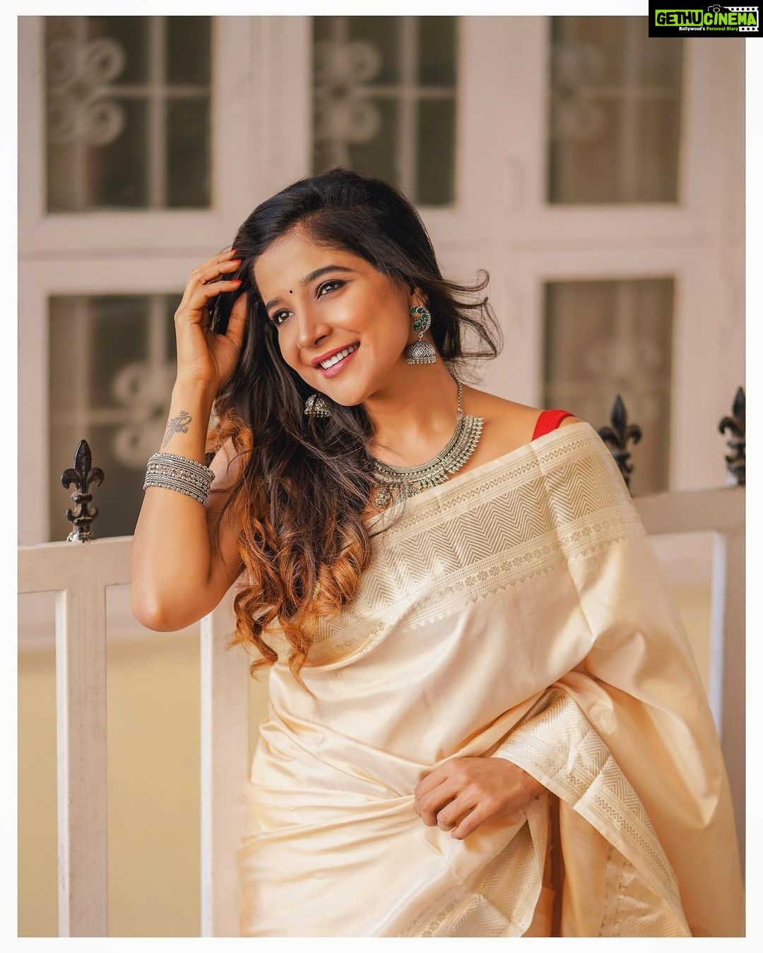 Sakshi Agarwal Instagram - Outer Beauty attracts but Inner Beauty Captivates✨ @maheshwarun.photography @mabia_mb @priyaregan_84 @fathi_hairandmakeup @pushplatahairandmakeup #pongal #vikatan #saree #traditional #festival