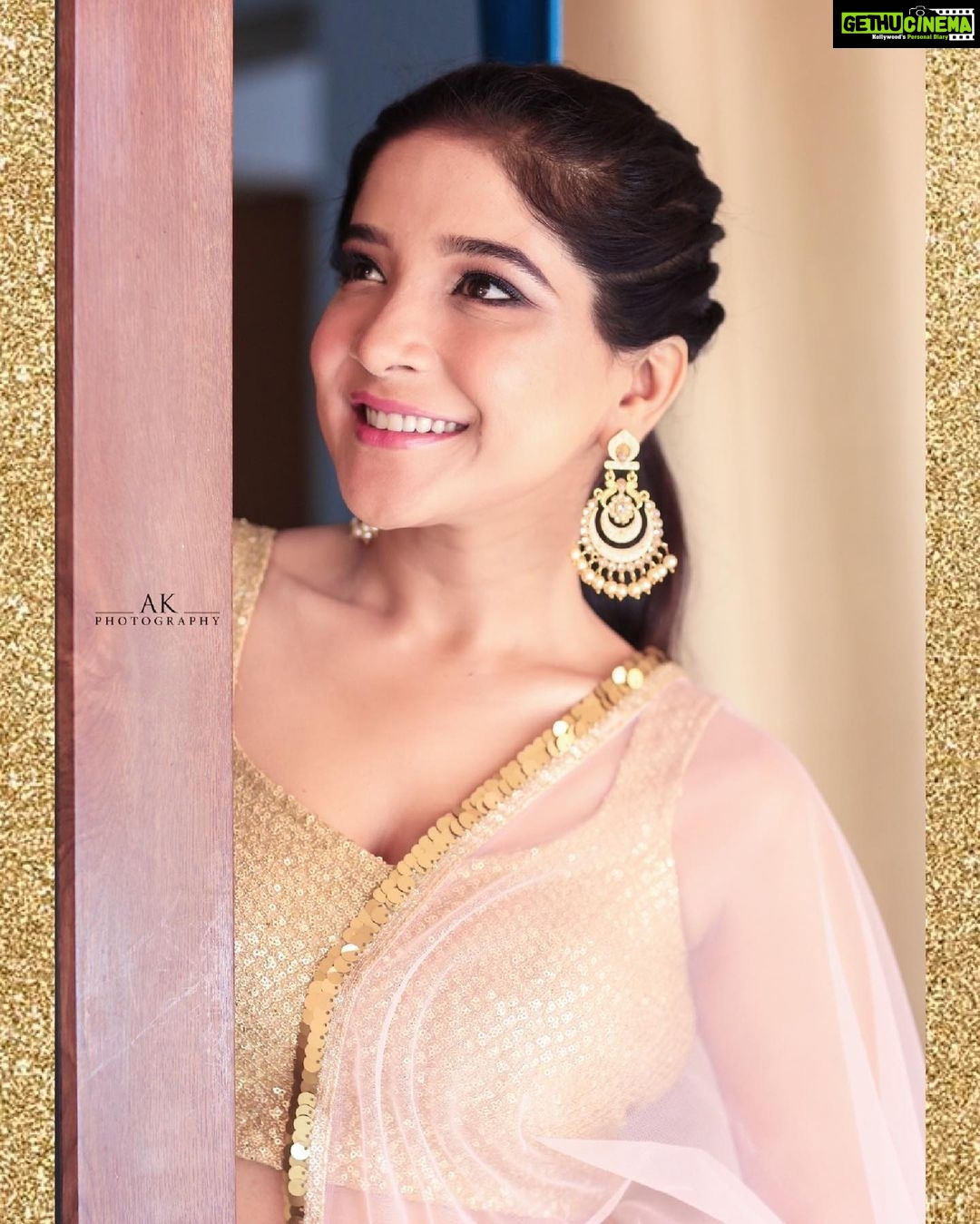 Sakshi Agarwal Instagram - I hope your day is as bright as your Smile! @suhanyalingamofficial @fathi_hairandmakeup @akphotography_ak