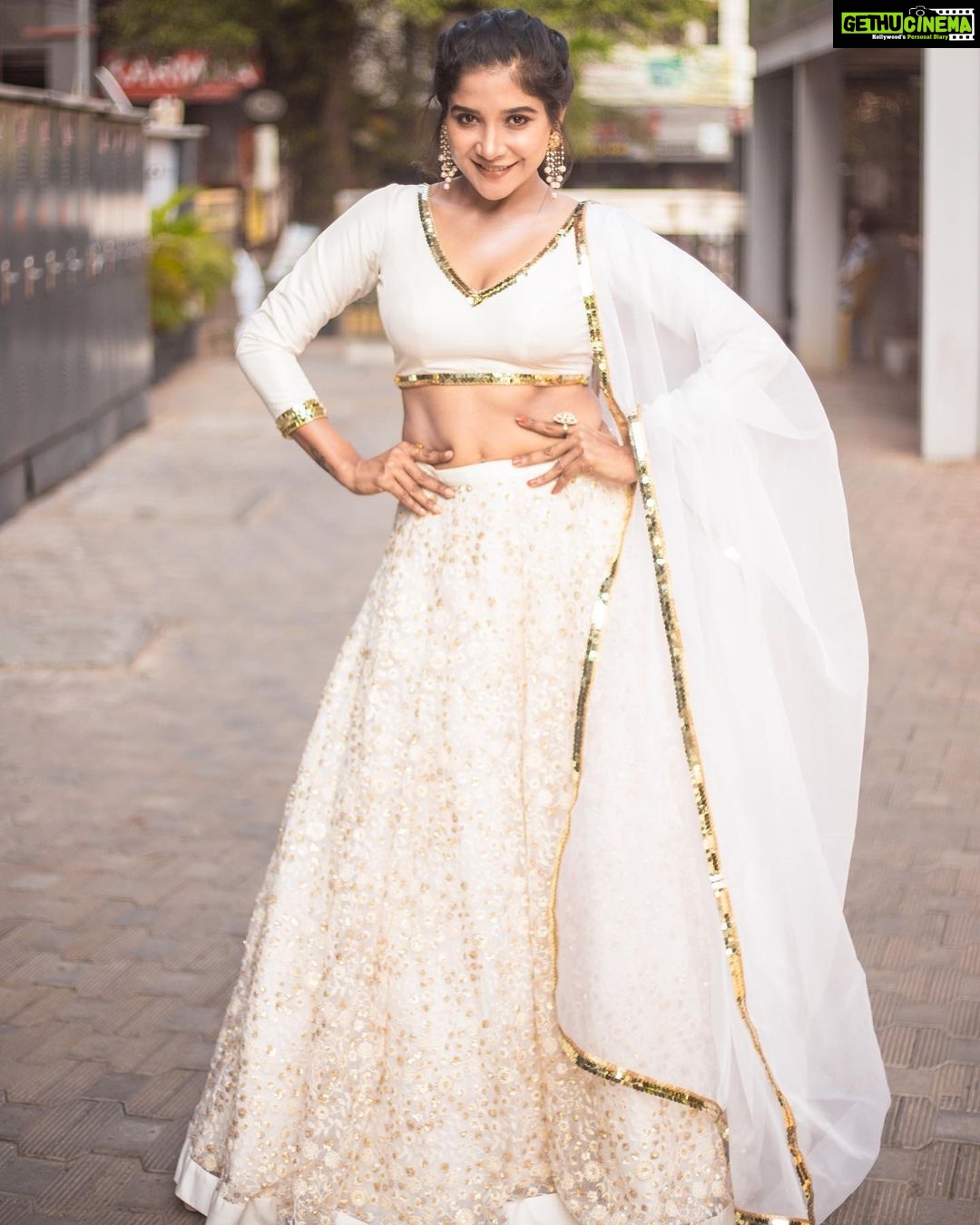 Sakshi Agarwal Instagram - Be the pathway to your own success💋 @suhanyalingamofficial @fathi_hairandmakeup @ram_eshwarr Chennai, India