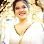 Sakshi Agarwal Instagram - The more you smile, the brighter your life🥰 @suhanyalingamofficial @fathi_hairandmakeup @sathish_photography49 #zeecineawardstamil2020 @zeetamizh