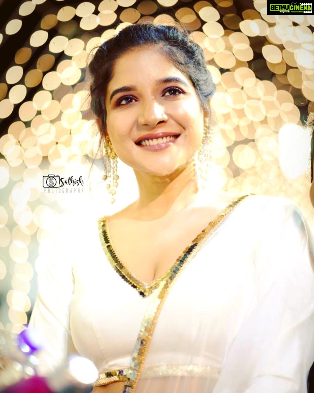 Sakshi Agarwal Instagram - The more you smile, the brighter your lifeš„° @suhanyalingamofficial @fathi_hairandmakeup @sathish_photography49 #zeecineawardstamil2020 @zeetamizh