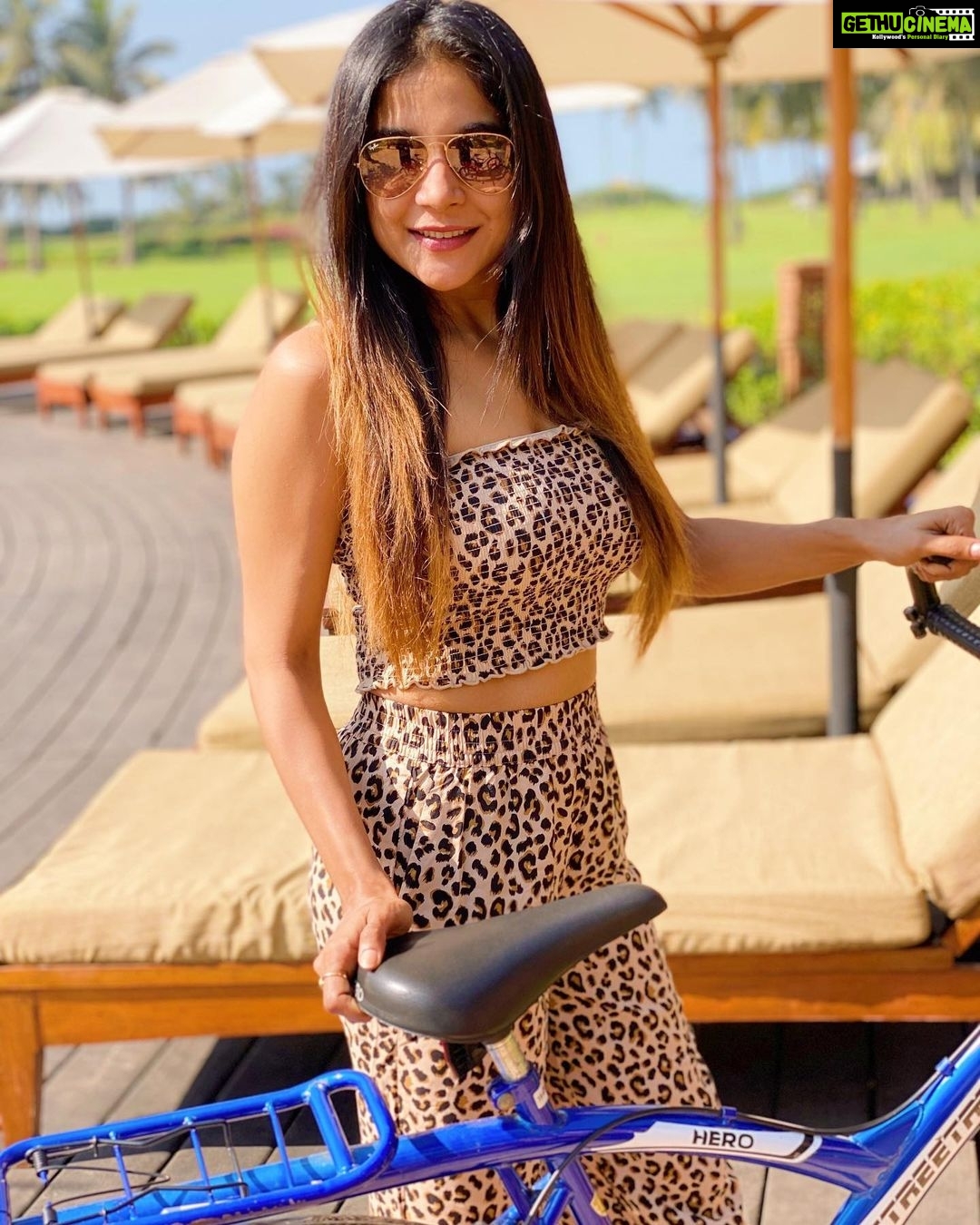 Sakshi Agarwal Instagram - In order to keep balance, keep moving ! 🚴♂️lets ride to the rythm😍🥰💥💋🌸❤️ ITC Grand Goa