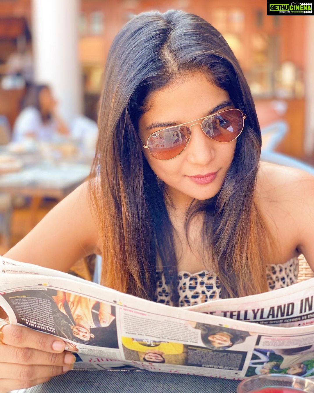 Sakshi Agarwal Instagram - New year starts with knowledge development 😜 reading the newspaper! What do u do guys? ITC Grand Goa