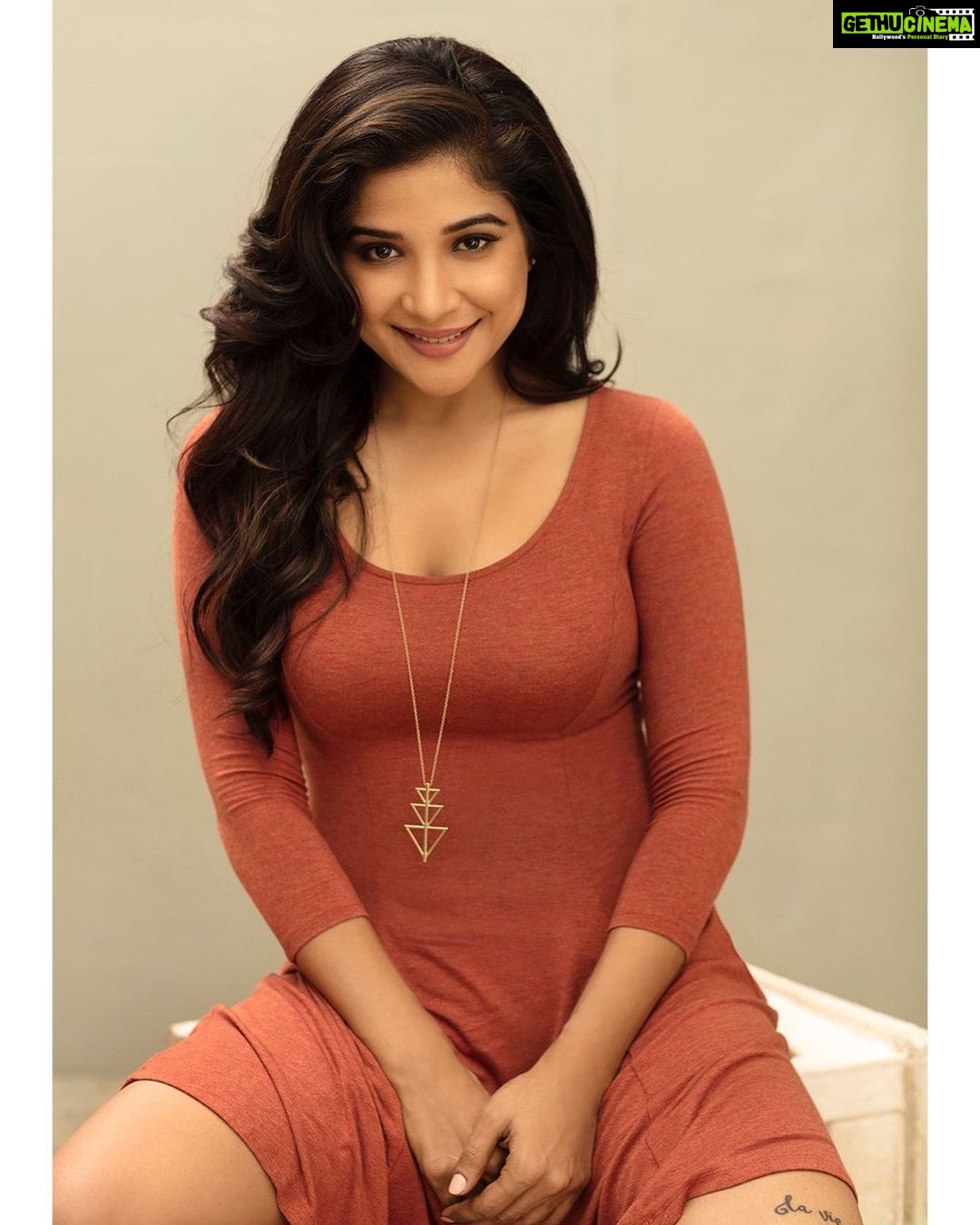 Sakshi Agarwal Instagram - You kinda owe it yourself to do all the things you have ever dreamed off๐๐ #sakshiagarwal @venketramg @nageshmakeup09 Chennai, India