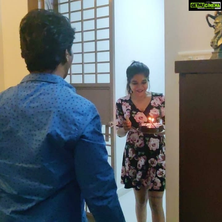 Sakshi Agarwal Instagram - We give surprises only to people who are close to our heart , So i made a surprise visit to #Cherappa 's house to celebrate his bday and his face reaction was #EPIC 🥰 Happy Birthday #cheran anna! #affection #love #surprise #birthday