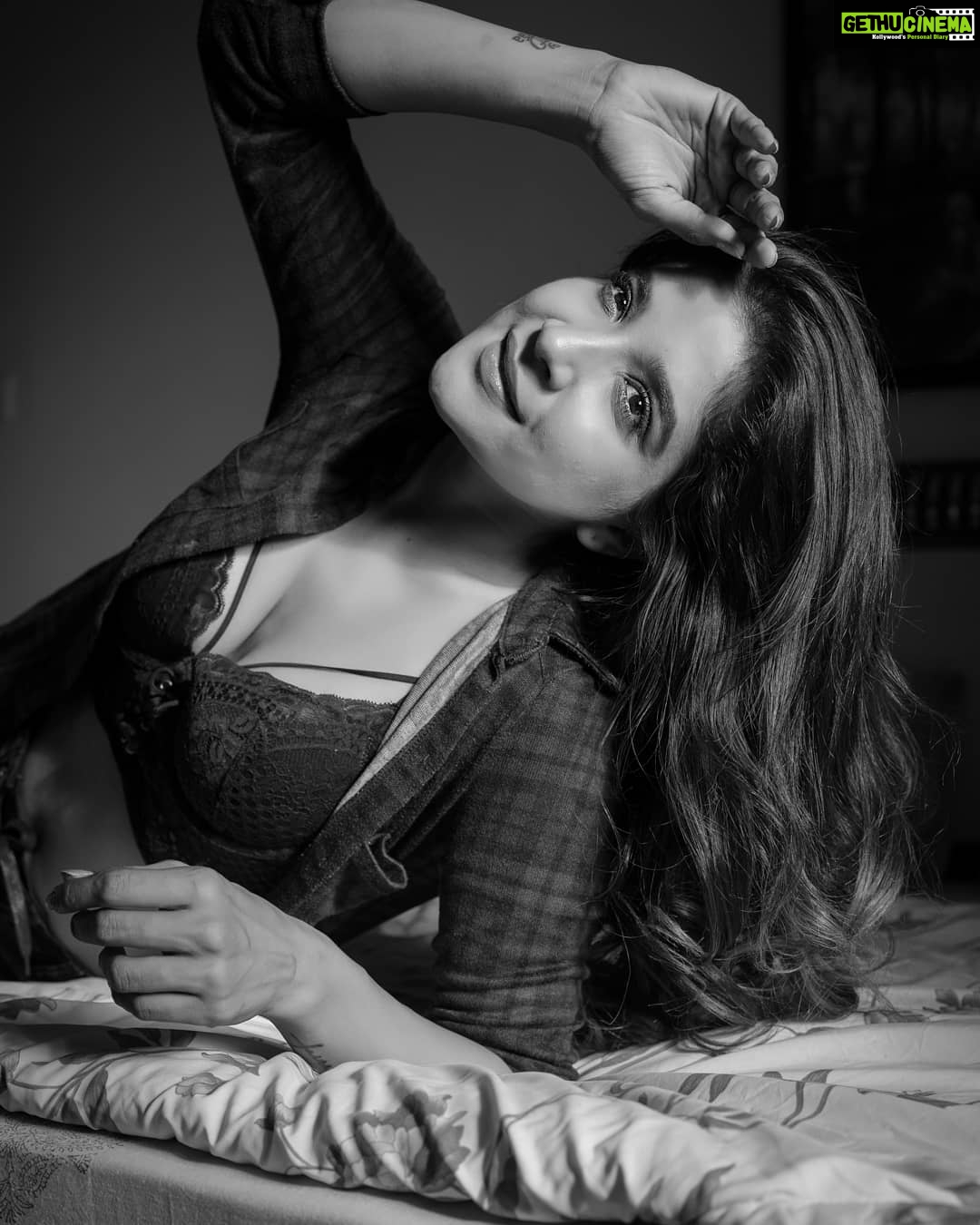 Sakshi Agarwal Instagram - Its Easy to Stand With The Crowd , It Takes Courage to Stand Alone ! #lifequotes @kiransaphotography