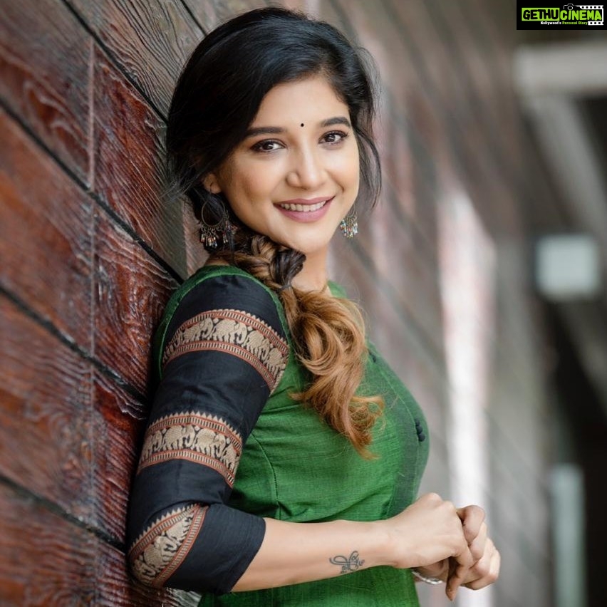 Sakshi Agarwal Instagram - Dear Girls, Be addicted to your future goal🌿 @kiransaphotography @teamaimpro @theanarkalishop_official #sakshiagarwal #love #indian #green #pretty #peace #hustle #hardwork #smile @makeupbywanshazia HAMSA