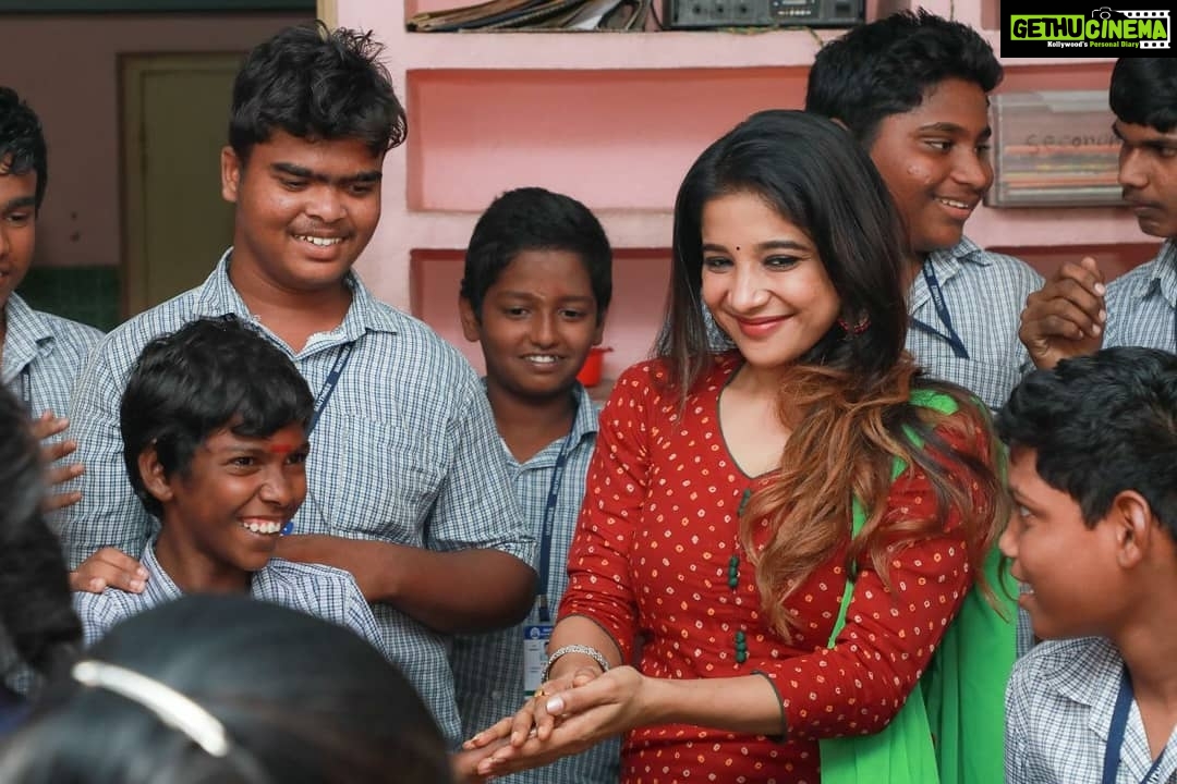 Sakshi Agarwal Instagram - It was my pleasure to meet the kids & I noticed that these kids have a lot of talent in them . Now , It feels very happy than anything else :-) @ekantastudio @karthikakphotography