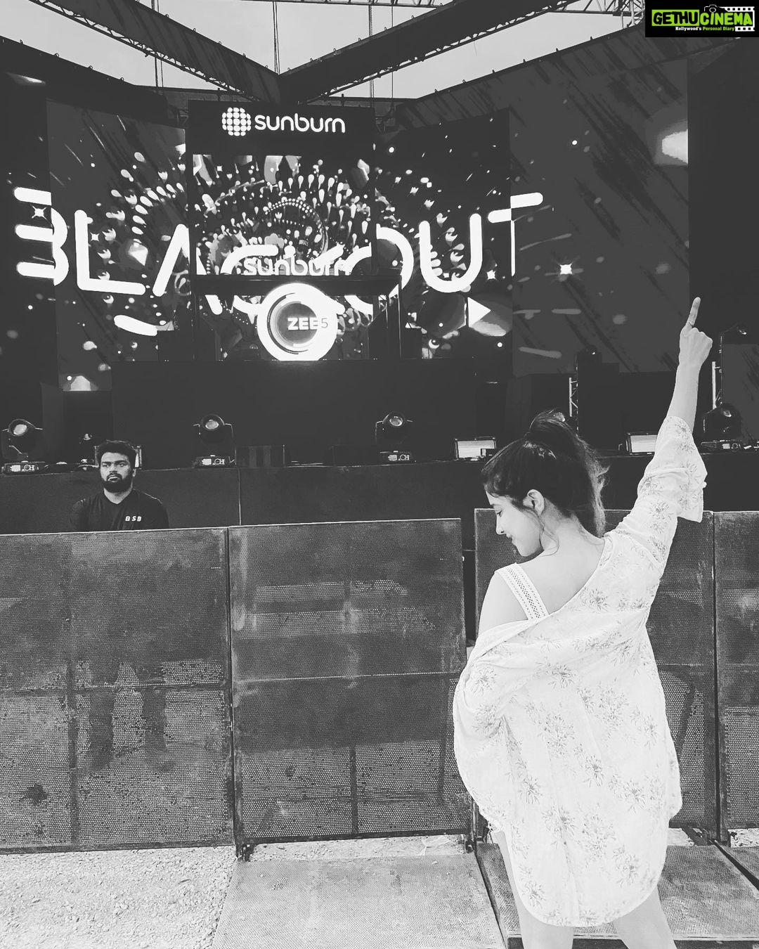 Sakshi Agarwal Instagram - Yes Sunburn it isππ #sunburn #sakshiagarwal #sunburnfestival #goa #biggestfestival #chilling #holidayseason #deservedvacation #djsnake #lostfrequencies #jonasblue #musicfestival #myfirsttime