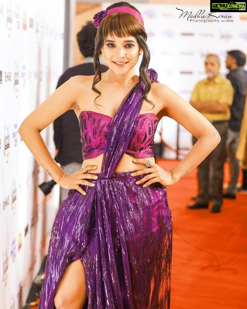 Sakshi Agarwal Instagram - Feels Pretty with this costume ☺ Costumes :- @suhanyalingamofficial HMUA :- @viji_sharath - @makeup_sharathbhushan #Filmfare #Redcarpet @filmfare 📷 @madhupkiran