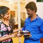 Sakshi Agarwal Instagram - We give surprises only to people who are close to our heart , So i made a surprise visit to #Cherappa 's house to celebrate his bday and his face reaction was #EPIC 🥰 Happy Birthday #cheran anna! #affection #love #surprise #birthday