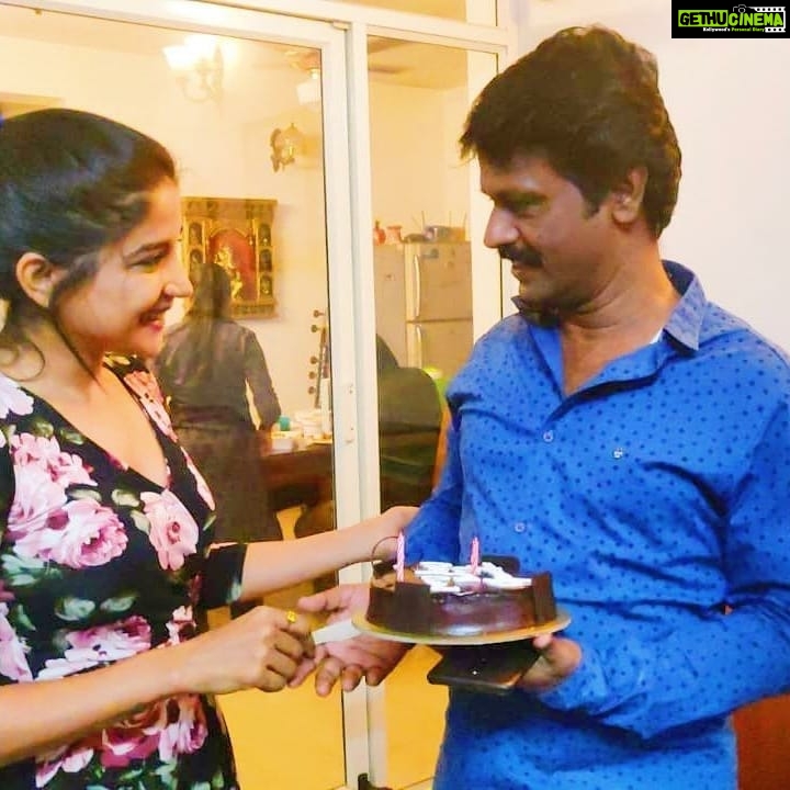 Sakshi Agarwal Instagram - We give surprises only to people who are close to our heart , So i made a surprise visit to #Cherappa 's house to celebrate his bday and his face reaction was #EPIC 🥰 Happy Birthday #cheran anna! #affection #love #surprise #birthday