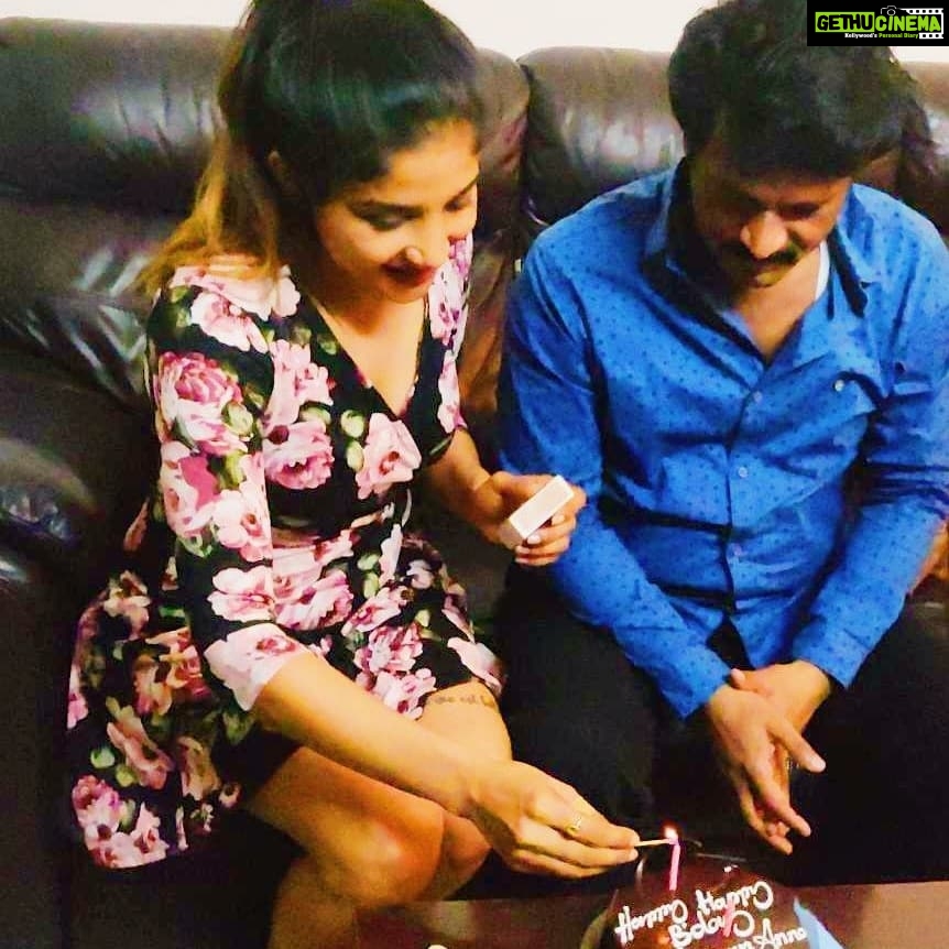 Sakshi Agarwal Instagram - We give surprises only to people who are close to our heart , So i made a surprise visit to #Cherappa 's house to celebrate his bday and his face reaction was #EPIC 🥰 Happy Birthday #cheran anna! #affection #love #surprise #birthday