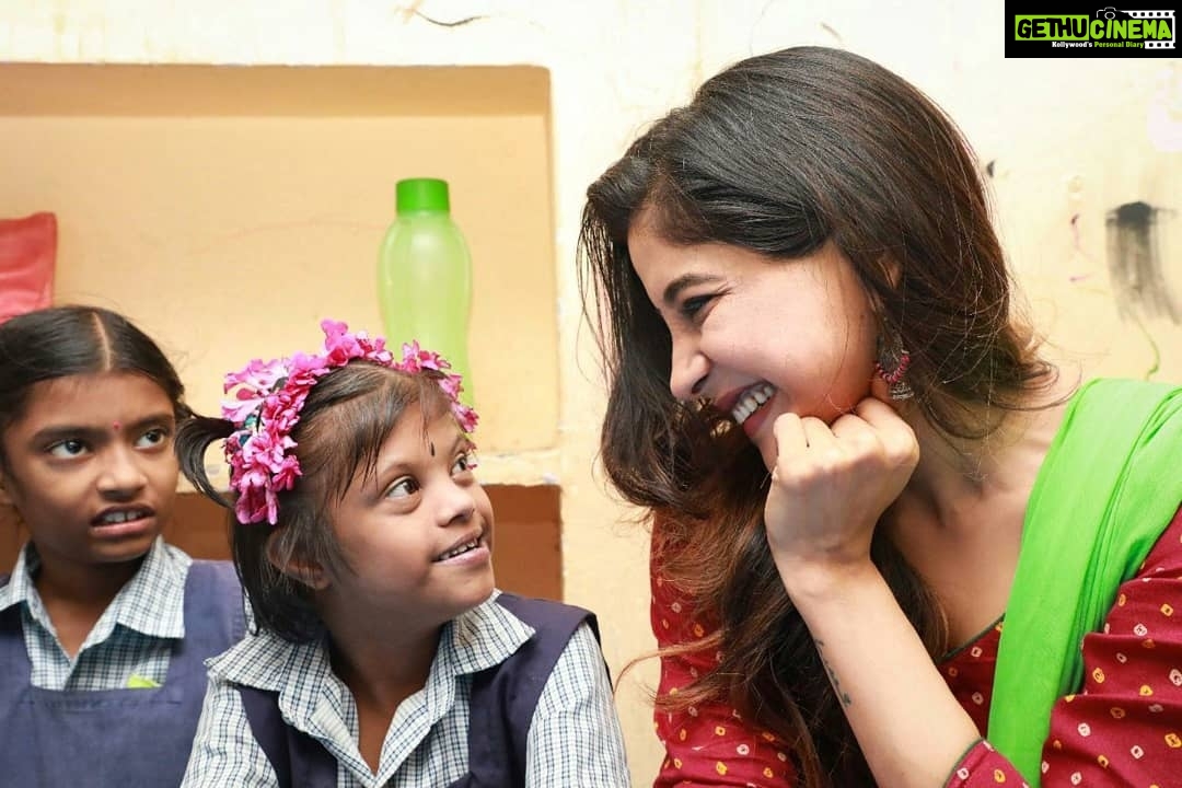 Sakshi Agarwal Instagram - It was my pleasure to meet the kids & I noticed that these kids have a lot of talent in them . Now , It feels very happy than anything else :-) @ekantastudio @karthikakphotography