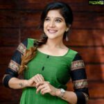 Sakshi Agarwal Instagram – A Shift in Perspective makes the particles in your universe dance to new possibilities 🌿

@kiransaphotography  @theanarkalishop_official  @teamaimpro
