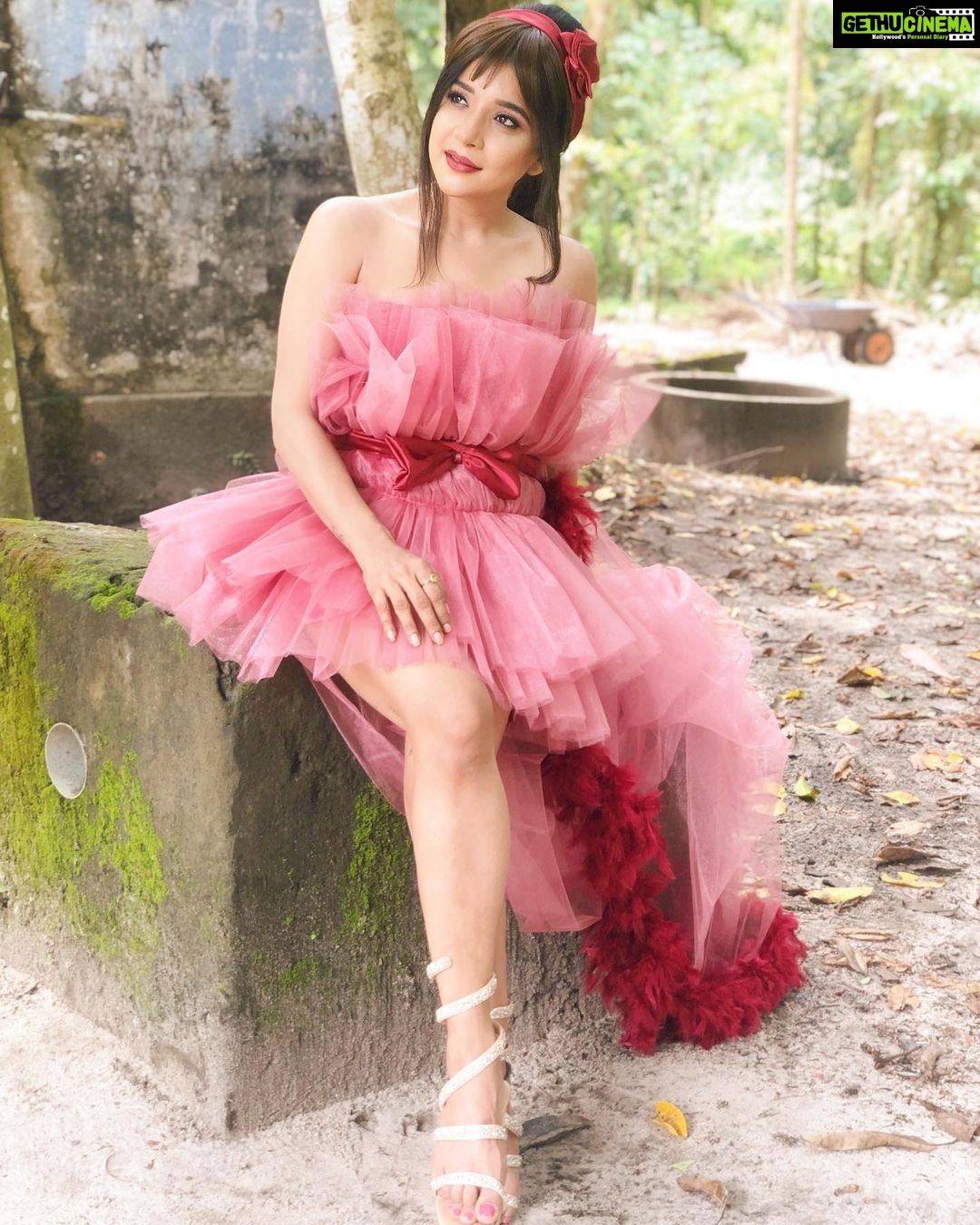 Sakshi Agarwal Instagram - My favorite pose- Calendar shoot #Naayab presented by @fab_by_faiza @abdul33211 Felt like a doll💖 @viji_sharath @makeup_sharathbhushan @alex_judeson