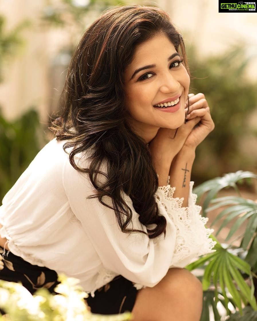 Sakshi Agarwal Instagram - Its Monday , so start your week with happy & positive ! #mondaymotivation #mondayvibes
