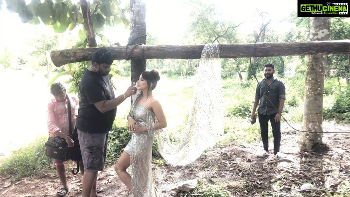 Sakshi Agarwal Instagram - After 2,3 days he became my sweetheart , he was treating us like a friend , so sweet of a guy š wish to see him again @fab_by_faiza @alex_judeson @viji_sharath @makeup_sharathbhushan @abdul33211 #Naayab #calendar #bts Alappuzha